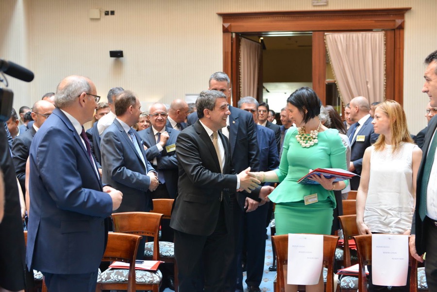 Predsjednik Plevneliev, rukovanje na konferenciji Najmenadžera Regije 2015