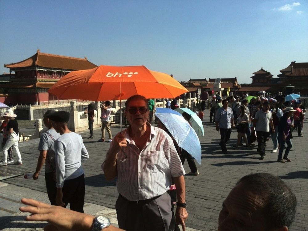 Pane Škrbić sa kišobranom BH Telecoma na ulici Pekinga