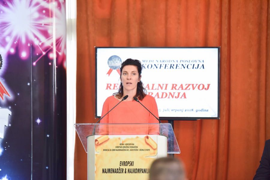 Žena govornik na konferenciji Najmenadžer Regije 2018