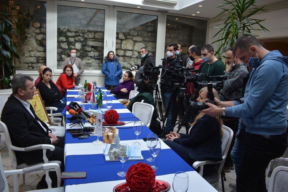 Ibrahim Hadžibajrić na kafi sa novinarima